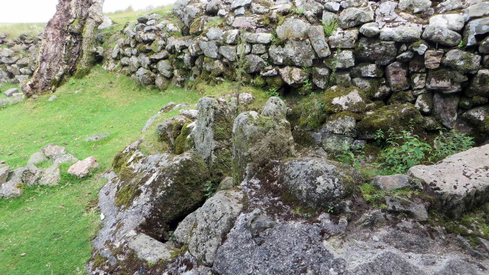 Strange structure where two stones have grooved tops