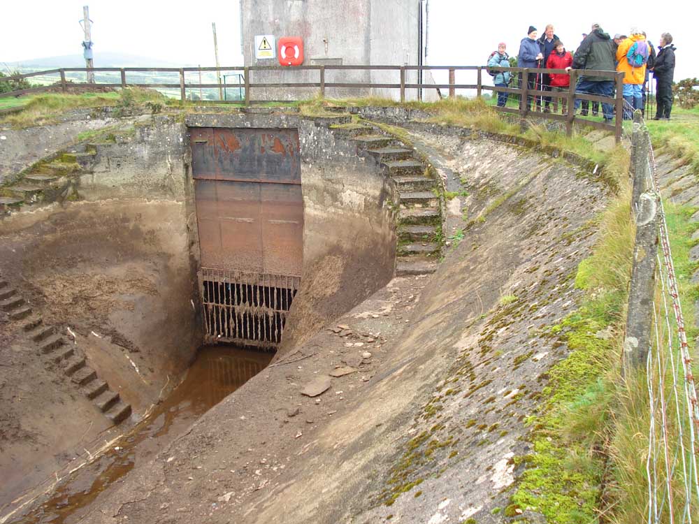 The structure under the end of the reservoir